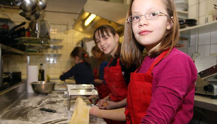 toms event und genussdienst kinder rollen teig in küche