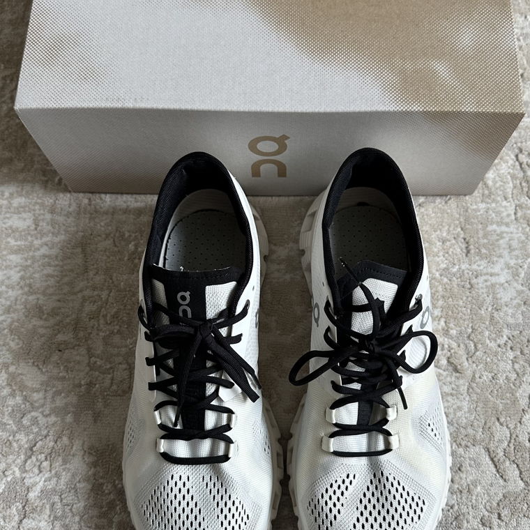 On Running Sneaker (black and white)