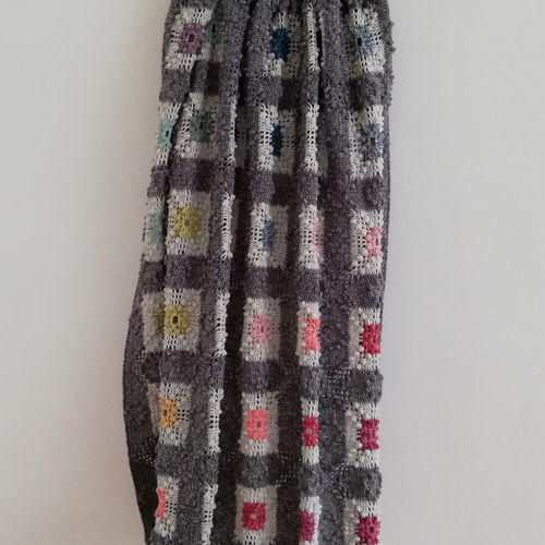 Rhapsody in grey granny square deken