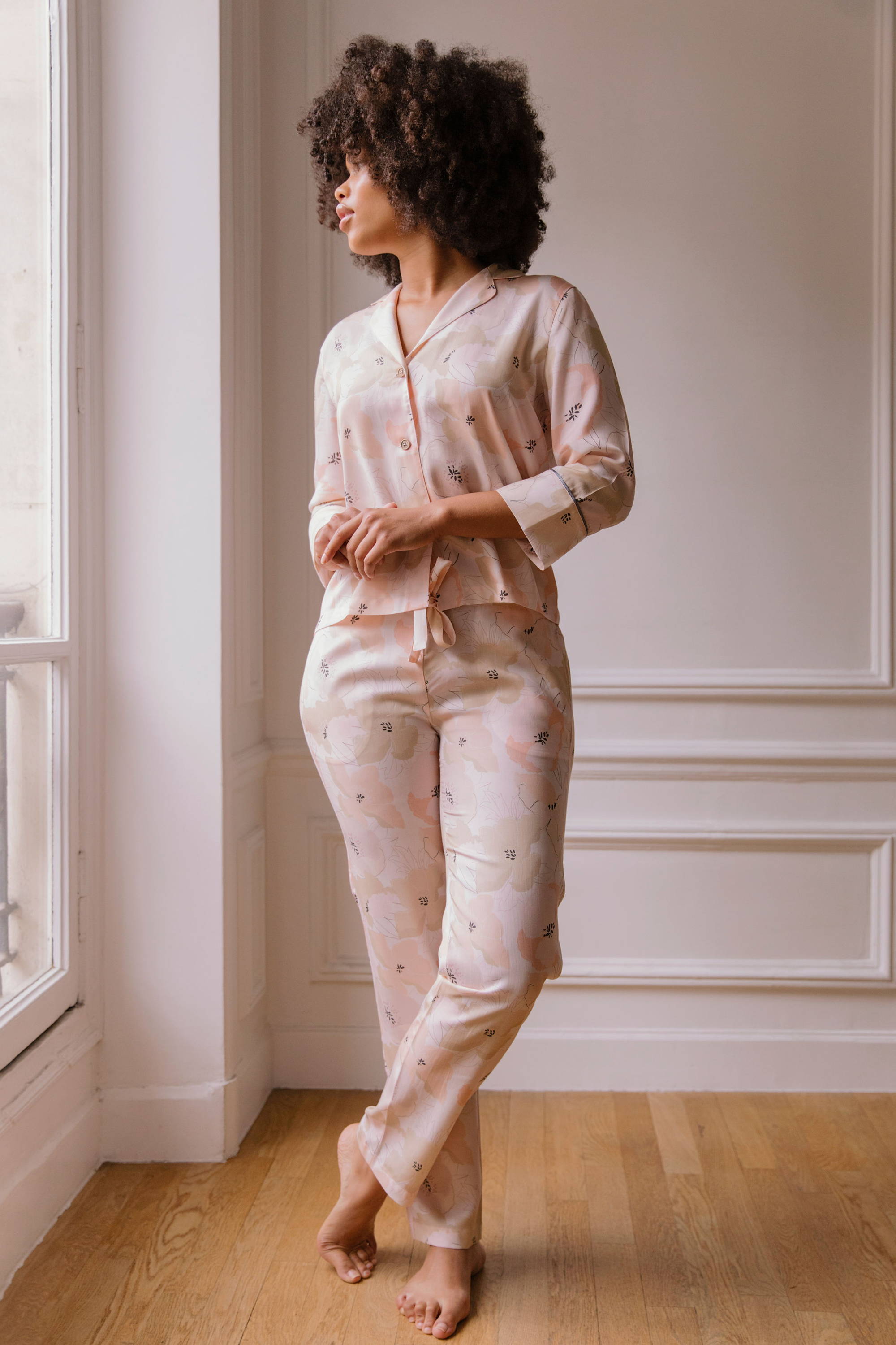 Nêge Paris - Pyjama Divine Idylle chemise pantalon avec un imprimé montrant une composition florale délicate rose poudrée