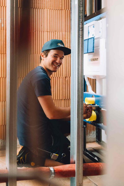 Mitarbeiter bei der Installation von Gebäudetechnik