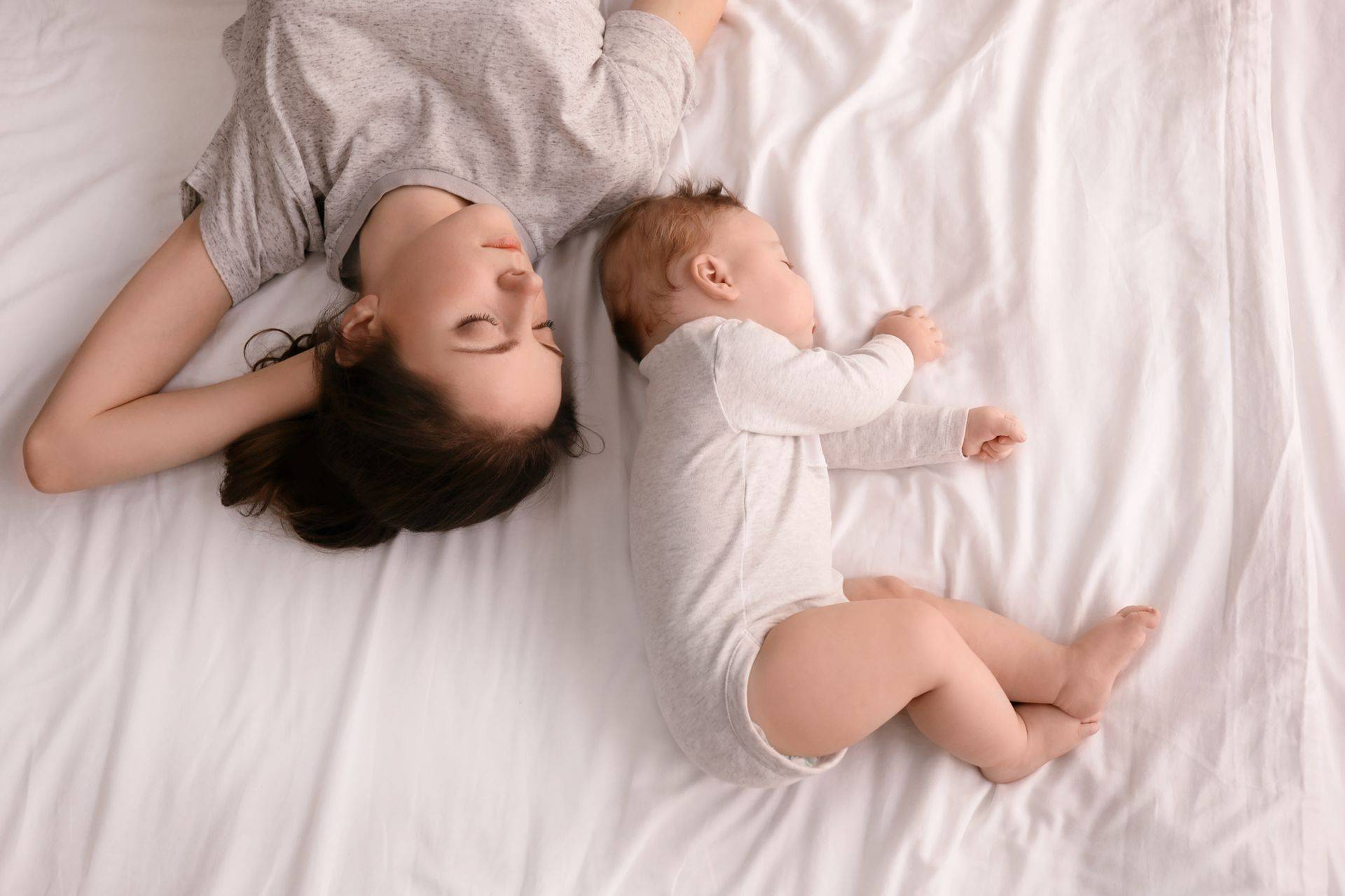 1 кровать с мамой. Фотосессия мама и малыш на кровати. Совместный сон с ребенком. Мама у кровати ребенка. Фотосессия с малышом на кровати.