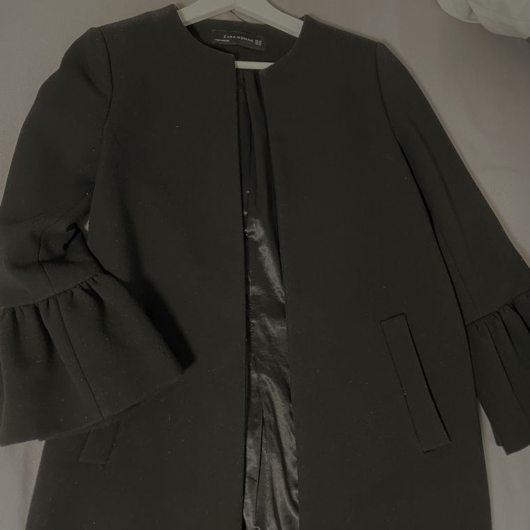Schwarzer eleganter Mantel