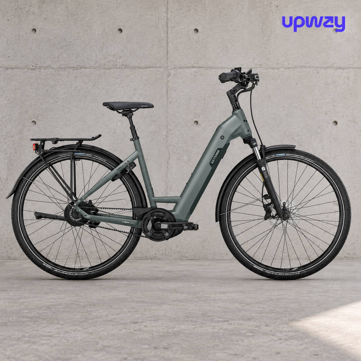 Victoria Tresalo 7 e-bike met lage instap in groen tegen industriële Upway-achtergrond