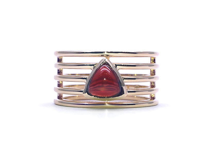 4 stems yellow gold ring with garnet trillion cabochon format