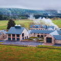 Vue sur les bâtiments de la distillerie Ardross dans les Highlands du nord-ouest d'Ecosse