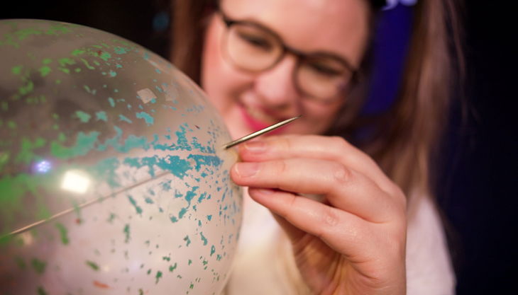 zauberin miss edith mit nadel durch ballon