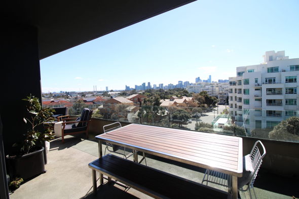 Spacious Top Floor Residence inc. Dazzling City and part Water Views- Port Melbourne