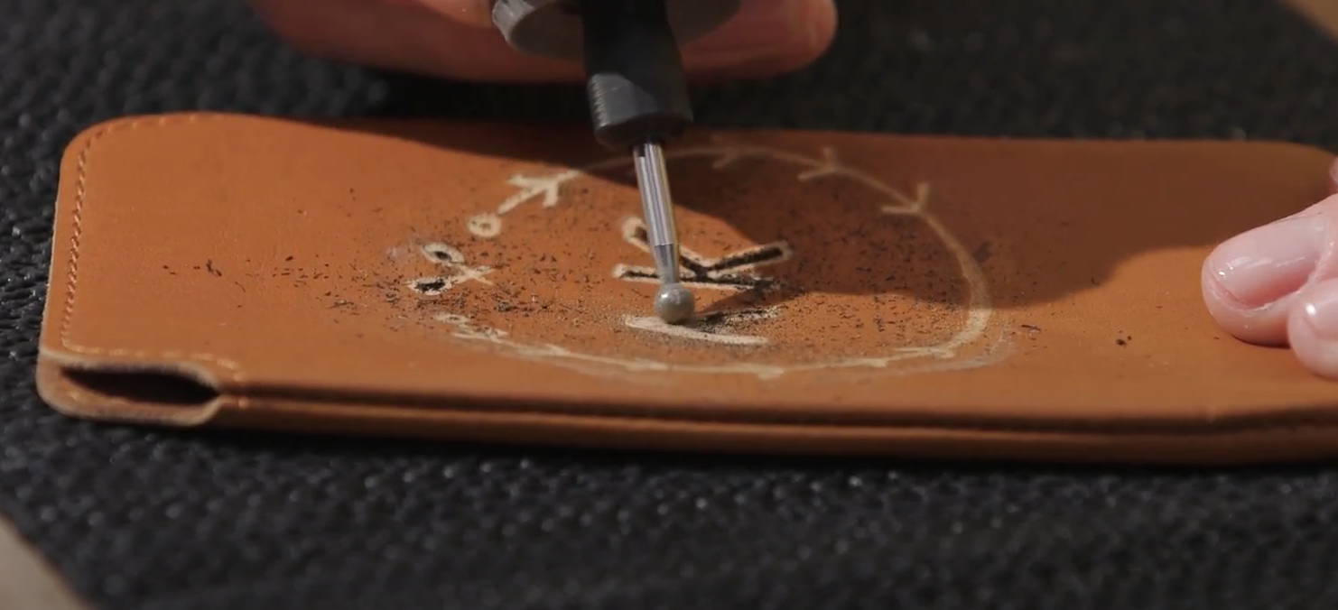 engraving-in-leather