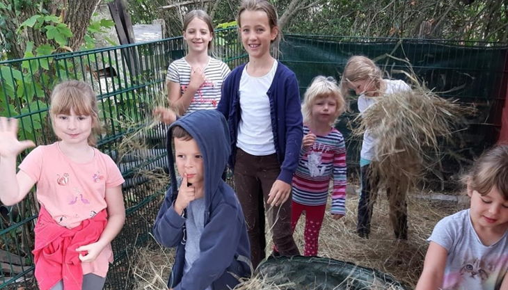 iris brosen kinder mit stroh