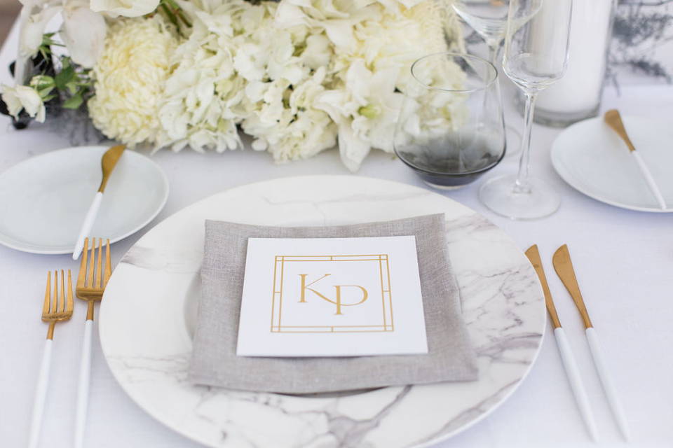 wedding place setting with white flowers