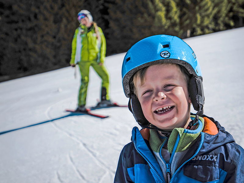 Kind beim Skikurs
