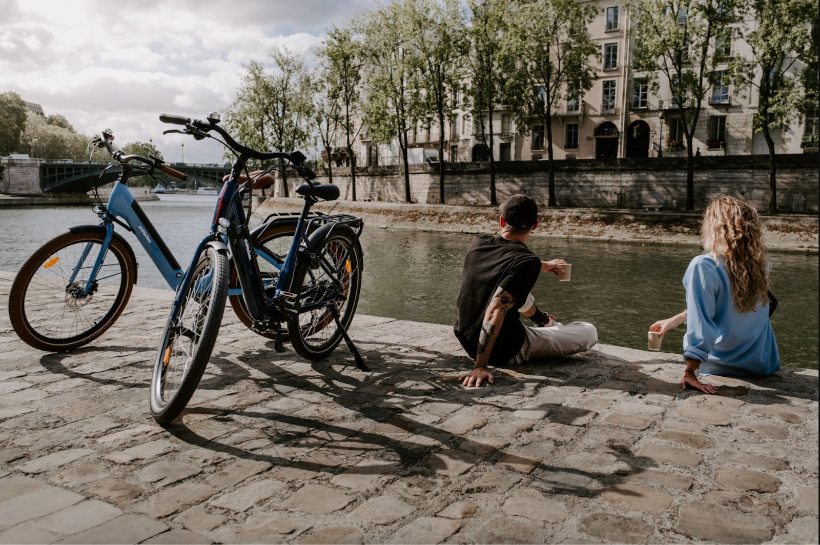 Deux amis stationnement leur vélo électrique ShiftBikes dans Paris