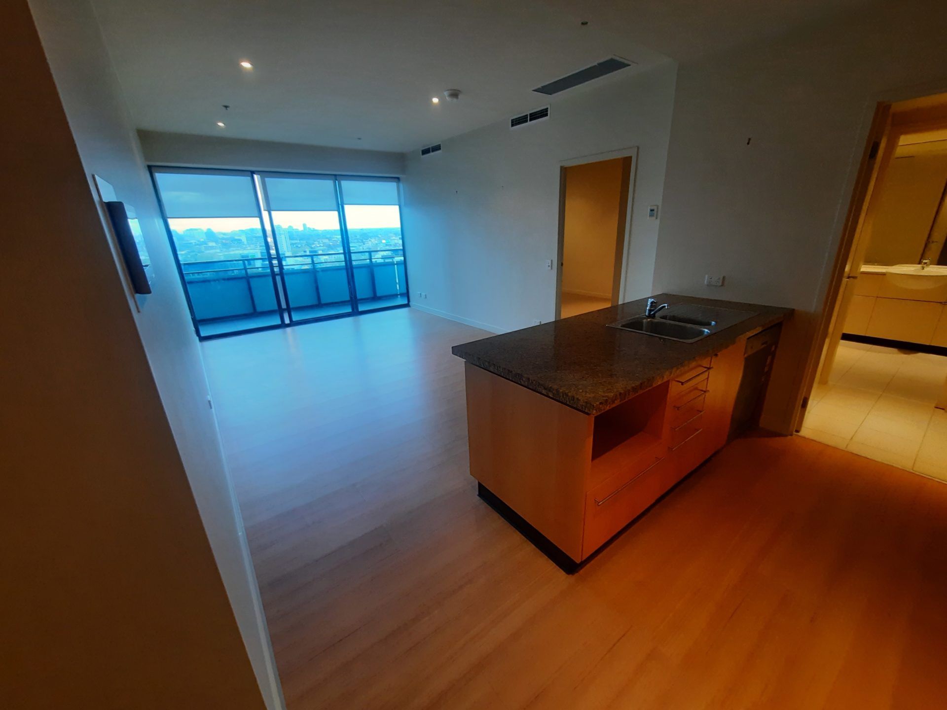 FOR RENT- Executive living in the celebrated Clarendon Towers!!! - Image 9