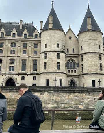 Learn fascinating details about famous sights