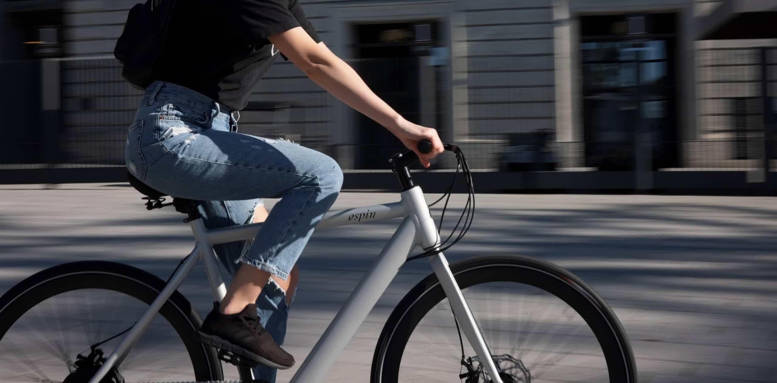 Imagen de archivo de una persona sobre una bicicleta eléctrica.