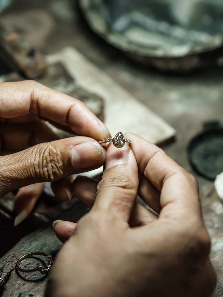 artisan-ethical-jewelry-indonesia-goldsmith-jewelry-making-in-gold