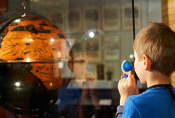 stiftung deutsches historisches museum kind mit globus