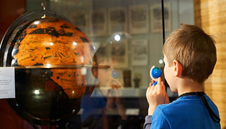 stiftung deutsches historisches museum kind mit globus