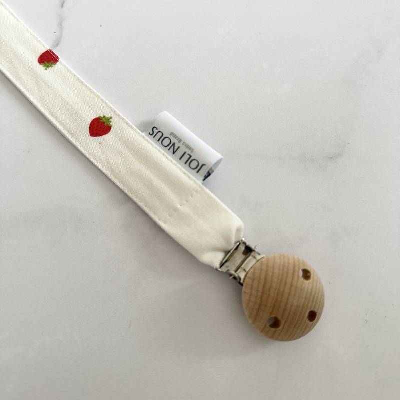 lange xl fraise attache tétine doudou lolette bibs mam douceur confort sécurité rouge blanc joli nous swiss made marque suisse enfant bébé  cadeau naissance personnalisation broderie