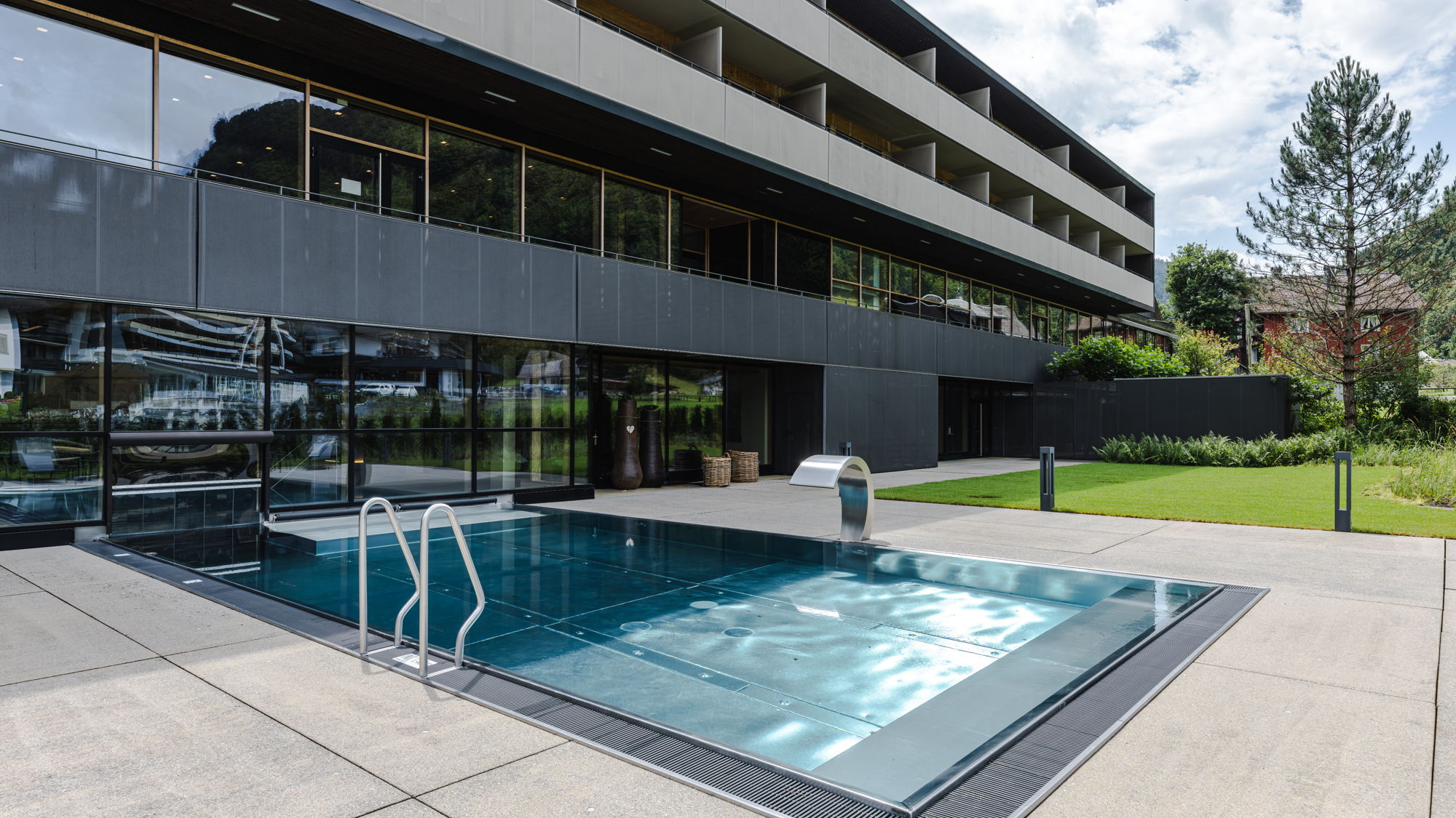 Entspannen unter der Woche im Outdoor-Pool. Günstiges Angebot.