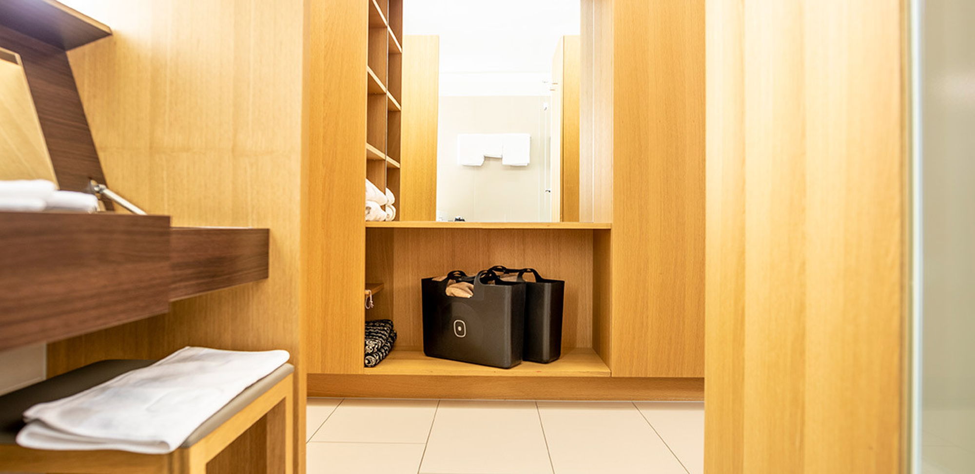 Waschbereich und offene Garderobe im Zimmer Kanisfluh