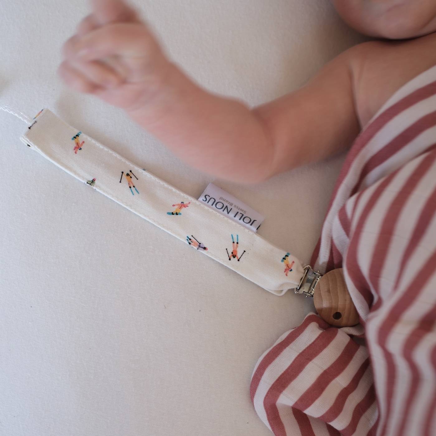 Attache-tétine élégant de la marque suisse 'Joli Nous', un accessoire premium pour bébé, alliant design raffiné et qualité exceptionnelle léopard