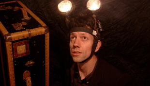 clowntheater mit seltsammen geräten