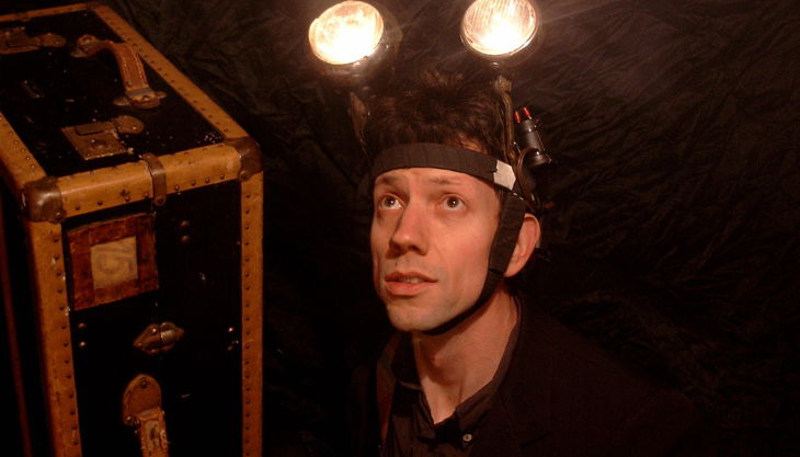 clowntheater mit seltsammen geräten