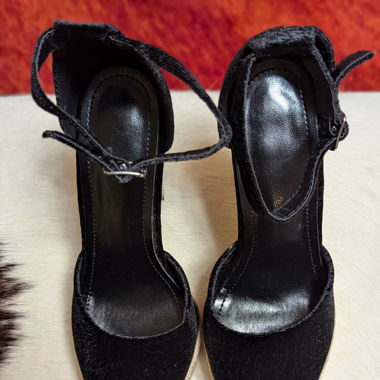 High-Heels mit schwarzem Samt und goldenem Absatz