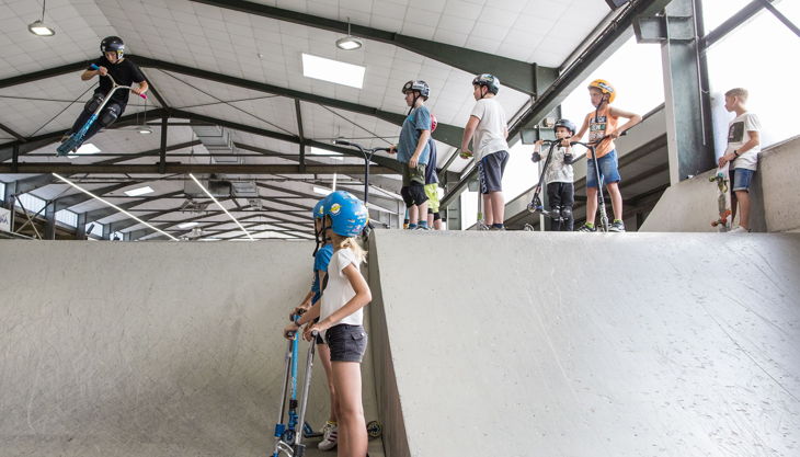 playground skatehalle aurich akrobatischer sprung rz