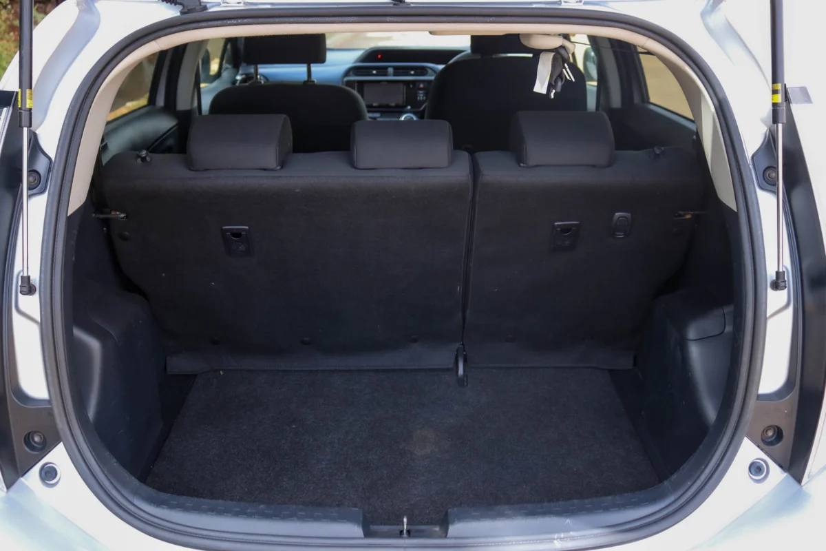 2016 Toyota Aqua Hybrid — Royal Max Motors — photo 13 of 14