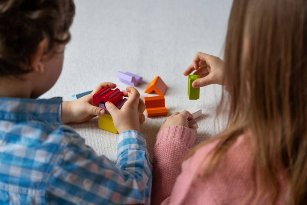 Des enfants qui paient avec des blocs Montessori colorés.