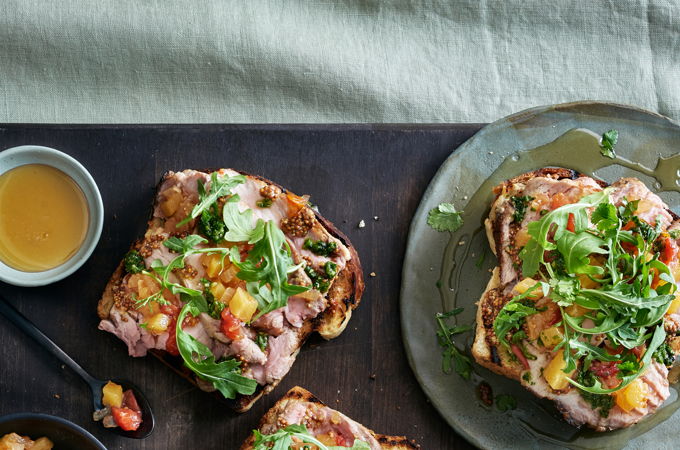 Tartines de rôti de longe de porc à la coriandre, chutney à l’ananas