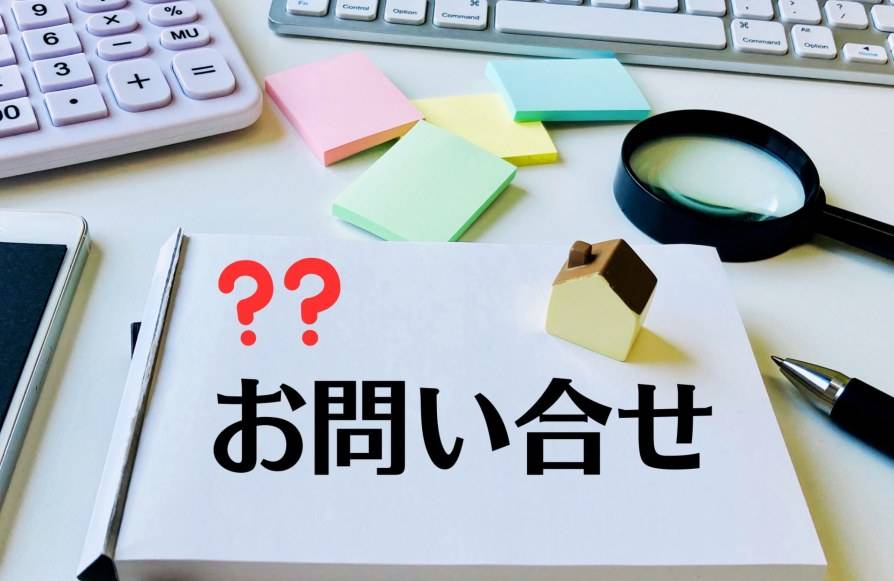 パソコンと問合せ用のメモとペン