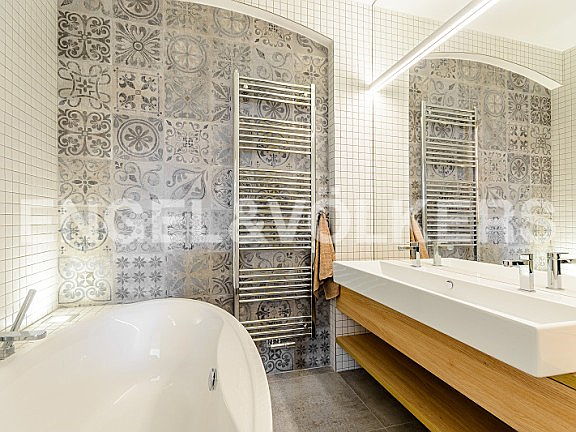  Praha 5, Smíchov
- Luxusní koupelna v secesním domě v odstínech šedé, bílé a hnědé.