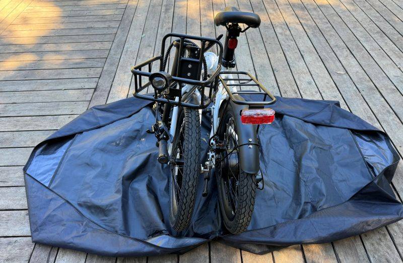 輪行バッグを広げ、自転車を乗せたところ