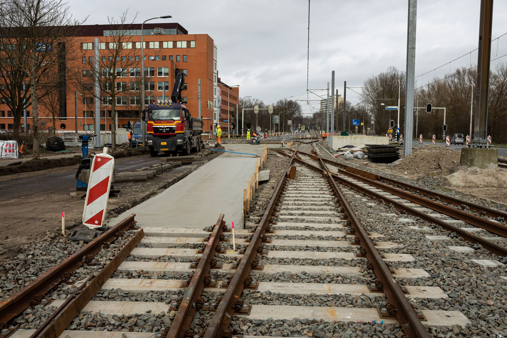De aansluiting van de nieuwe boog op het huidige spoor richting Ouderkerkerlaan op zaterdag 15 februari. De aansluiting van de nieuwe boog op het huidige spoor richting Ouderkerkerlaan op zaterdag 15 februari.