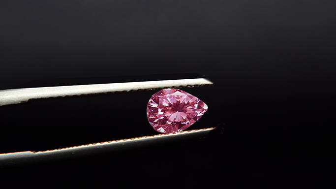 Różowy diament w kształcie gruszki