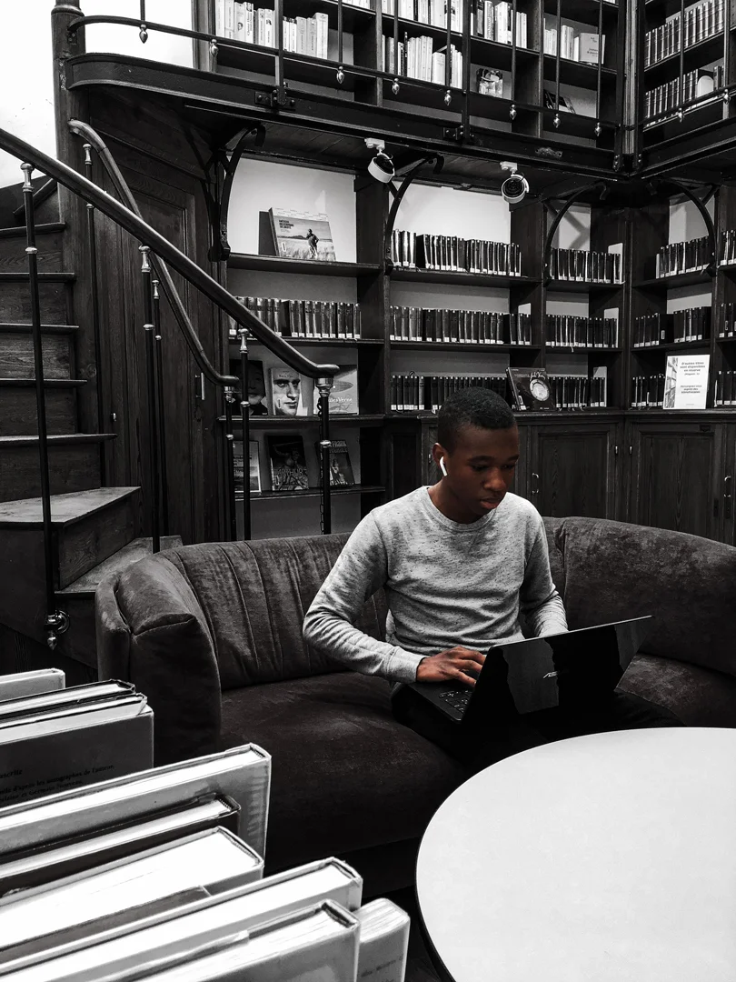 Harold AO in a library