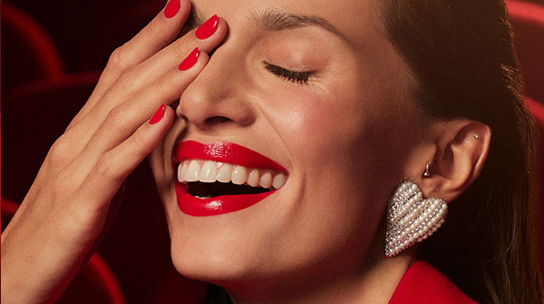 Rouge à lèvres rouge hydratant et vernis à ongle rouge