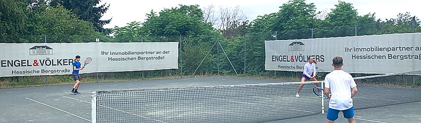  Bensheim
- Unser Immobilienmakler-Team an der Hessischen Bergstraße supportet den lokalen Tennisverein unter anderem mit Sportzubehör und Merchandising-Artikeln