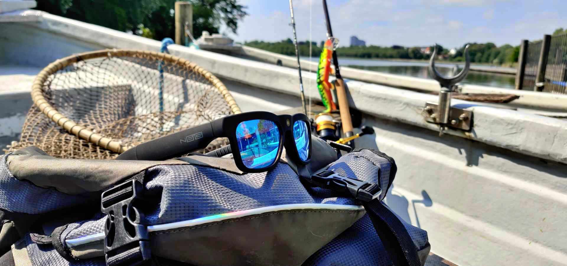 Landsholdsskytte står med optrækket bue og kamera briller fra nordic smartglasses