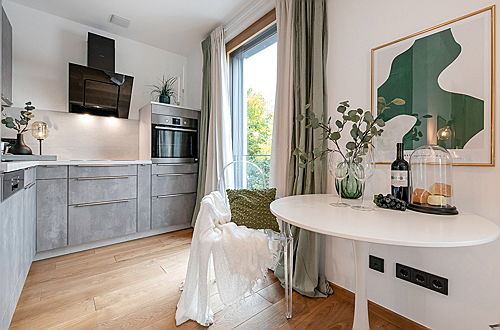  Freising
- Mit grünen Details wie Bildern, Pflanzen und Vorhängen gewinnt der Gesamteindruck der Küche an Dynamik und vermittelt Lebensfreude.