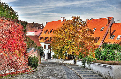  Freising
- Der Freisinger Domberg mit seinen repräsentativen Wohnhäusern gehört zu den gefragtesten und ansprechendsten Lagen der Stadt.