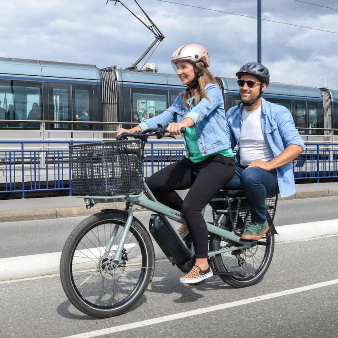 Une femme profite d’un essai gratuit à la boutique ShiftBikes à Paris avant d’acheter son vélo électrique