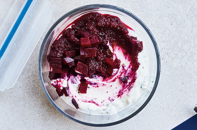 Trempette au yogourt grec et aux betteraves