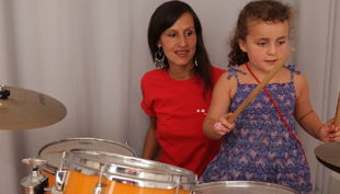 das klingende museum berlin kind spielt schlagzeug