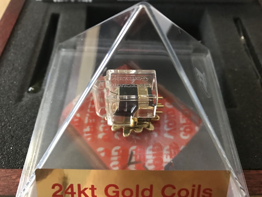 Clearaudio Goldfinger Statement V2  Moving coil cartridge.