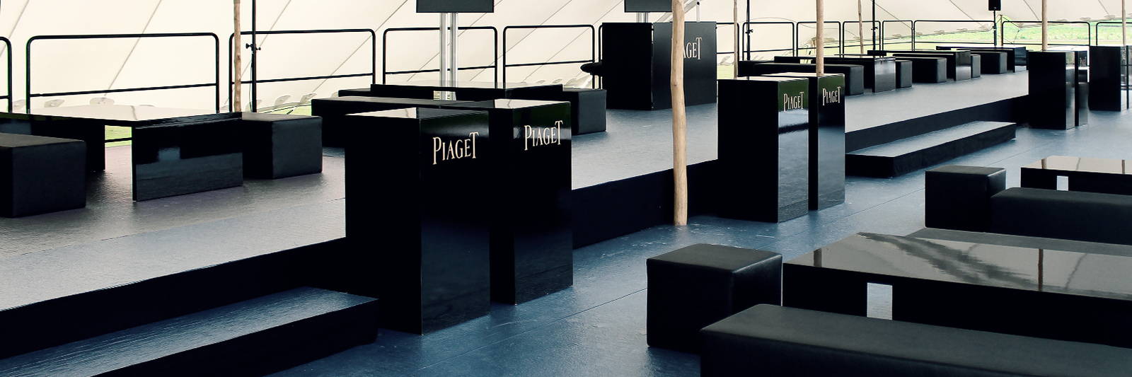 Outdoor Sitzbank mieten in schwarz mit grossem Loungetisch